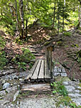 ...zu einer Holzbrücke