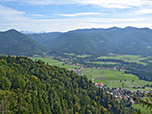 Im Hintergrund die Gipfel der Reiter Alm