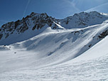 Links im Bild zeigt sich die Vordere Karlesspitze