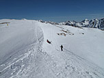 Die meisten Bergfreunde legen die letzten Meter zum Kreuz ohne Ski zurück