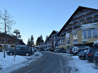 Vom Parkplatz starten wir nach Osten am Sporthotel Lamark vorbei