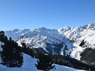 Der Blick Richtung Südwesten auf Roßkopf, Kleiner Gilfert und Pfaffenbichl