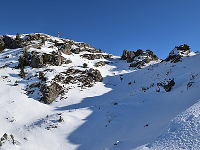 Spät wird das Gipfelkreuz sichtbar