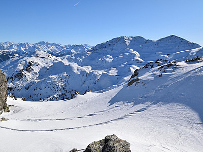 Links die Gipfel des Alpenhauptkamms, rechts der Wimbachkopf