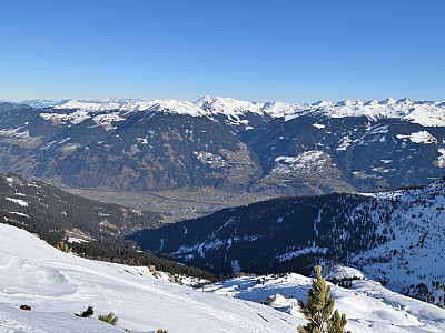 Der Blick auf das Zillertal im Nordosten...