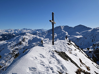 Wunderschön präsentiert sich das Gipfelkreuz der Wetterkreuzspitze