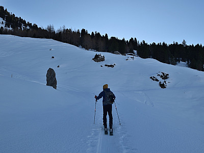 Am Hinkelstein vorbei steigen wir nach Osten weiter auf