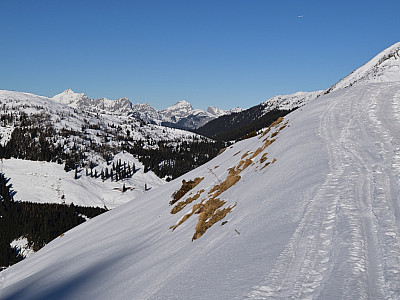 Die Spitzen des Karwendels tauchen  jenseits des Inntals auf