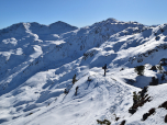 Über den Grat steigen wir wieder ab zum Skidepot