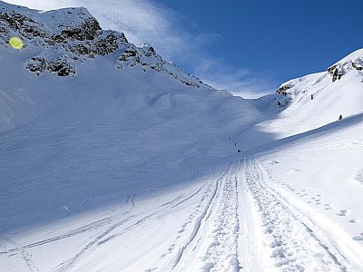 Im Schatten erreichen wir das erste steilere Stück