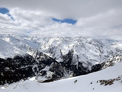 Das Zuckerhütl im Westen versteckt sich in den Wolken