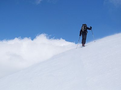 Schnee und Wolken werden eins