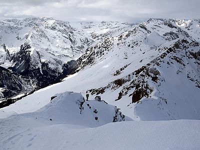 Wir steigen zu unseren Skidepot ab und starten die Abfahrt von dort