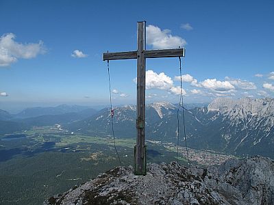 Das Gipfelkreuz der Oberen Wettersteinspitze
