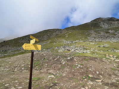 Zunächst geht es noch recht einfach auf den Gipfel zu