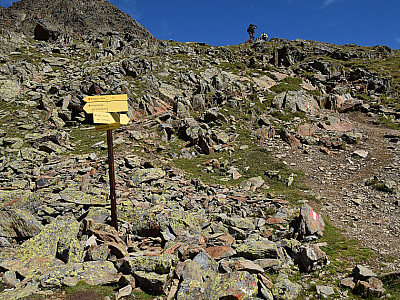 Der Normalweg zum Gipfel führt uns weiter nach Norden direkt auf den Gipfel zu