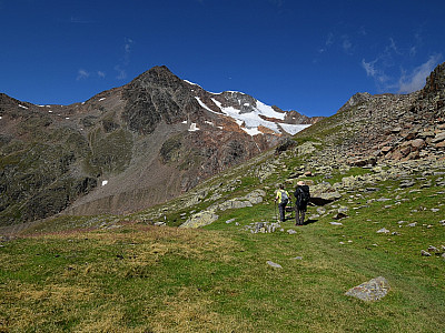 Im Nordwesten ist schön der Gletscher der Wildspitze zu sehen