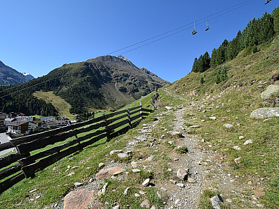 Immer wieder kreuzen wir die Trasse des Sessellifts