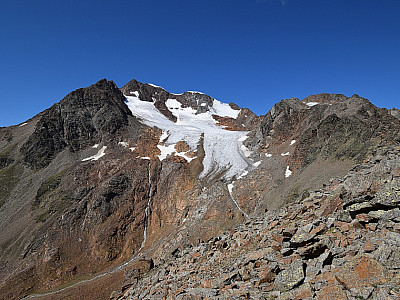 Dort genießen wir nochmal den Blick hinüber zur Wildspitze