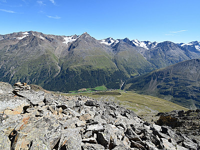 Tief unter uns ist die Ortschaft Vent zu sehen, von der aus wir aufgestiegen sind