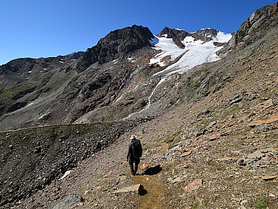 zu einem Kieswall, ....