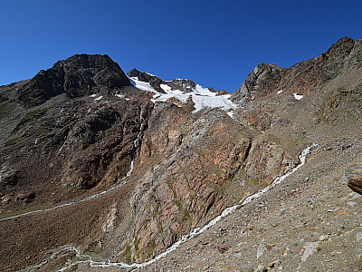 Laut plätschern die beiden Bäche rechts neben uns zu Tal