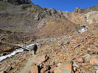 Den zweiten Bach überqueren wir auf einer komfortablen Holzbrücke