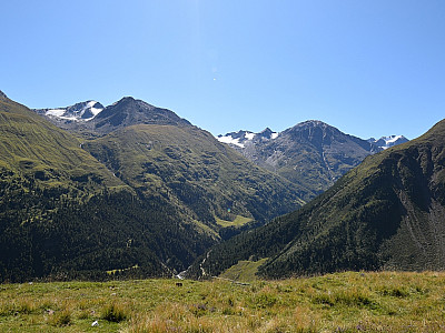 Im Südosten blitzen die Gletscher an den Berghängen
