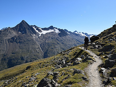 ...dann erreichen wir über den nun flachen Weg....