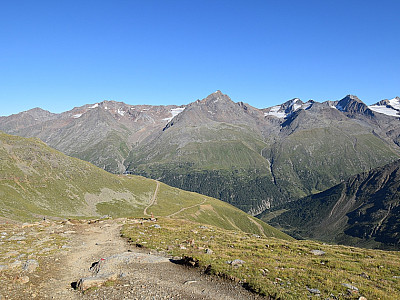 Auch der Abstieg führt an der  Gipfelstation des Sessellifts vorbei