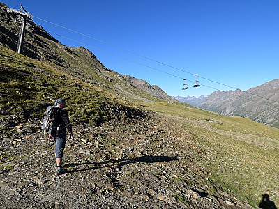 Wir wählen für den Abstieg den  Sonnberg-Höhenweg nach links