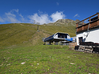 ... an der Mittelstation des Sessellifts vorbei...