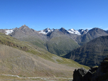 Im Südosten faszinieren die Gletscher im Hauptkamm der Ötztaler Alpen