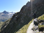Noch einmal führt uns der Weg um eine Felsnase, ...