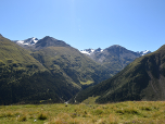 Im Südosten blitzen die Gletscher an den Berghängen