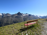 Eine Bank an der Breslauer Hütte lädt zum Verweilen ein