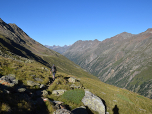 Etwa 5 Kilometer lang halten wir in etwa die Höhe