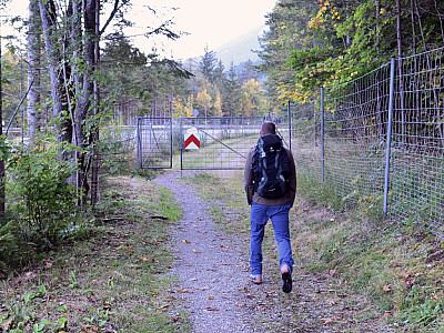 An der nördlichen Ausfahrt des Parkplatzes gelangen wir durch ein Tor auf den Wanderweg