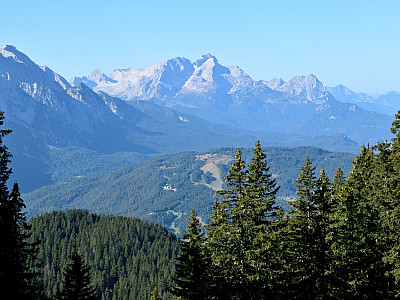 Der Hohe Kranzberg, vor dem Wettersteingebirge mit der Zugspitze
