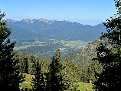 Krün mit dem Isarstausee und dem Estergebirge im Hintergrund