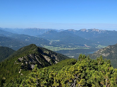 Fast lieblich wirkt das Estergebirge im Nordwesten