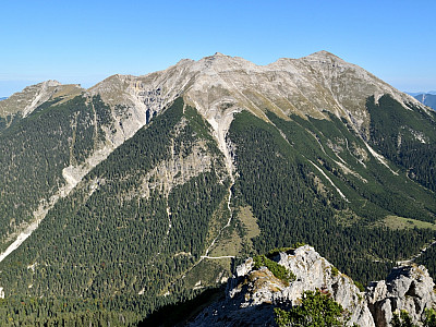 Die mächtige Soiernspitze im Nordosten