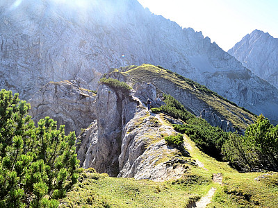 Über einen Pfad wandern wir weiter zum nahen Wörnersattel