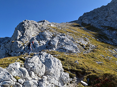 ... bevor wir uns links halten und  über eine lange Rampe unschwer weitermarschieren