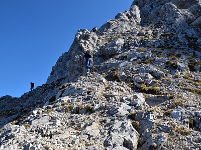 Es geht links um eine Felsnase