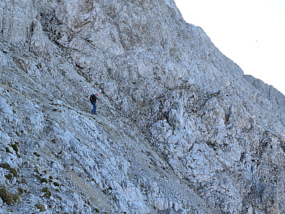 Der Weg zieht sich über ein Band nach Südwesten 