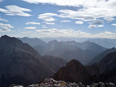 Ganz im Süden glänzen die Gletscher der Stubaier Alpen