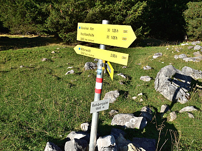 An der Rehbergalm folgen wir weiter dem Weg 260 Richtung Hochlandhütte