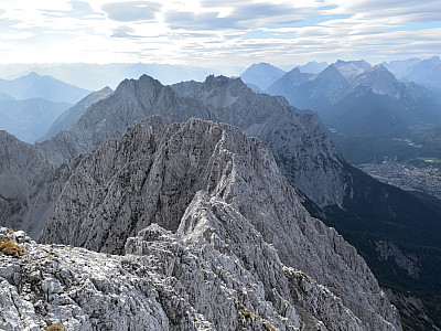 Der Abstieg führt uns zunächst wieder auf dem Aufstiegsweg zurück zum Sattel