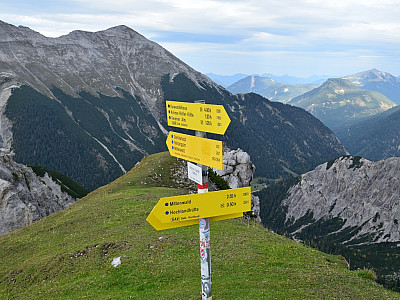 Im Sattel halten wir uns links und wandern weiter zur Hochlandhütte